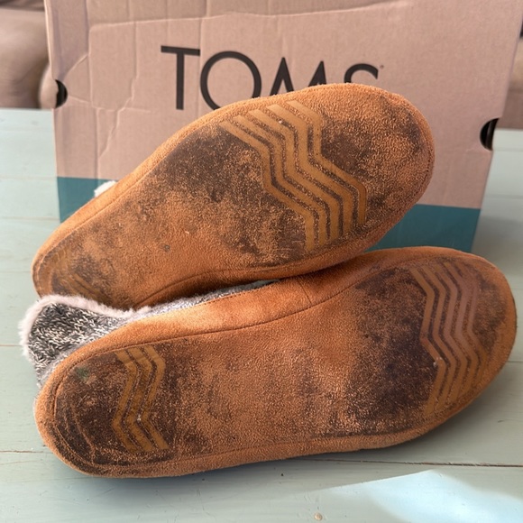 Woman’s TOMS slippers size 10 (worn 2x) - Picture 7 of 8